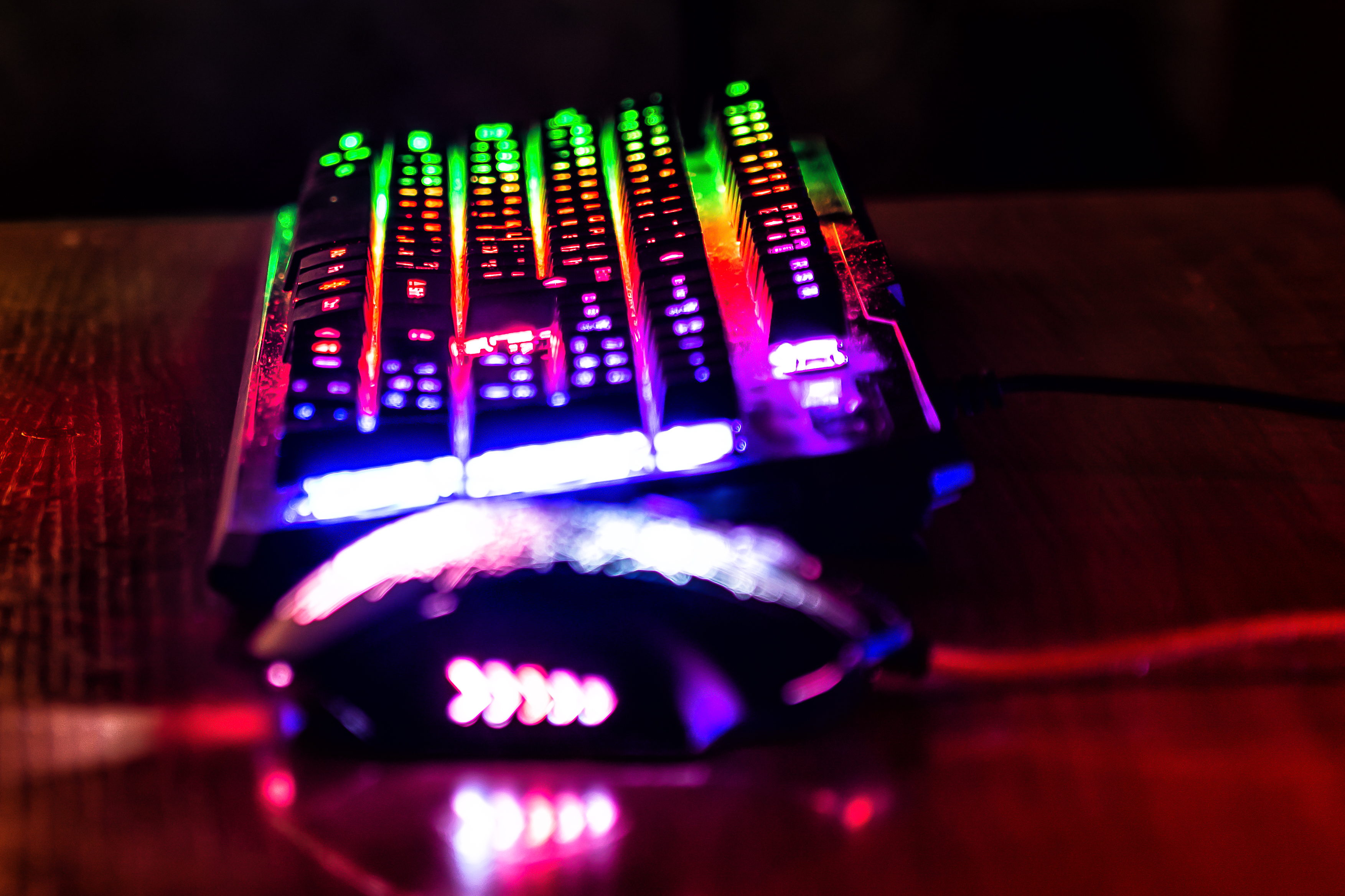 клавиатура и мышь светящиеся