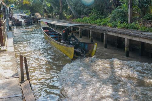 Водный канал в деревне в Таиланде