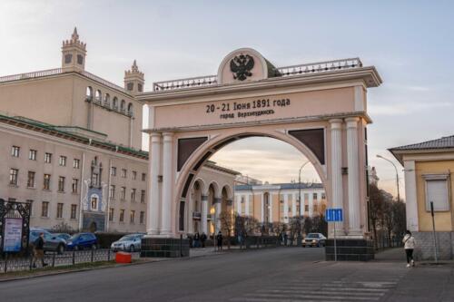 Исторические ворота города Улан-Удэ с надписью "Верхнеудинск" (старое название города). 