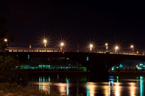 Свет фонарей над Глазковским мостом в Иркутске