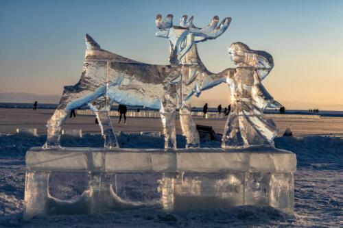 Ледяная скульптура "олень и девочка"