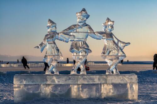 Ледяная скульптура танцующих Бурят