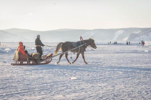 Сани и лошадь на льду Байкала