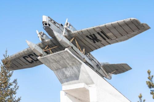 Памятник самолету АНТ 4 в поселке Таксимо